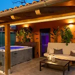 Casal Tartan - Private With & Pool Willa *